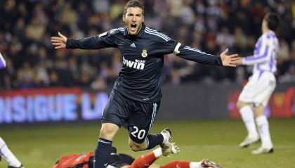 世界杯2026-巴萨横扫马赛，阿尔瓦雷斯成为关键先生，从无名之辈到关键先生的蜕变之路